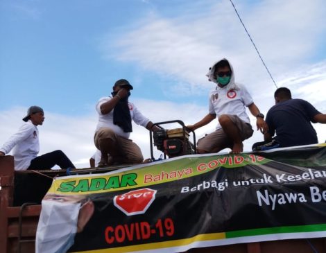 Cegah Covid-19, Relawan SADAR Semprot Cairan Disinfektan di Tiga Distrik