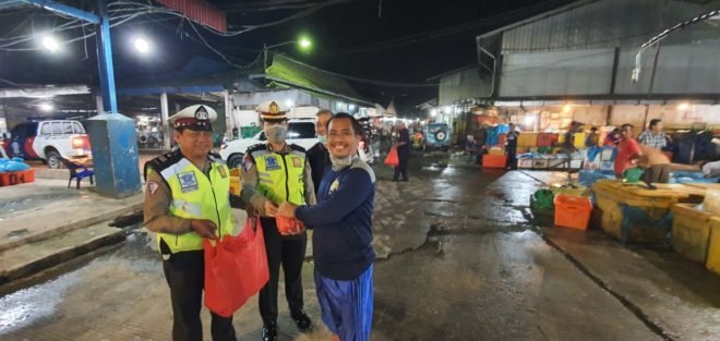 Ditengah Covid 19, Satlantas Polrestabes Palembang Bagikan Makan Siang dan Sembako