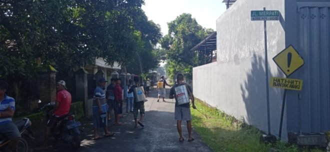 Para Relawan Desa Lamong Kediri Secara Swadaya Semprot Disinfektan