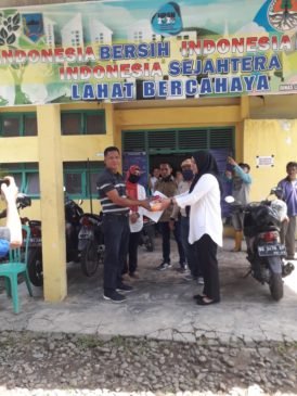 DLH Lahat Serahkan 500 Masker dan 200 Sarung Tangan Untuk Petugas Kebersihan