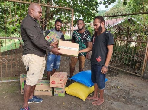 Yeremias Adii Bantu Sembako di Asrama Tunas Harapan Jayapura
