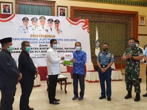 Plt Gubernur Kepri Berikan Bantuan ke Bupati Lingga Untuk Cegah Penyebaran Covid 19