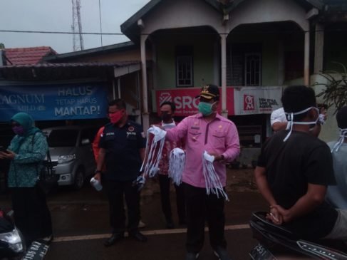 Bupati Banyuasin Bagikan Masker Gratis di Kecamatan Suak Tapeh