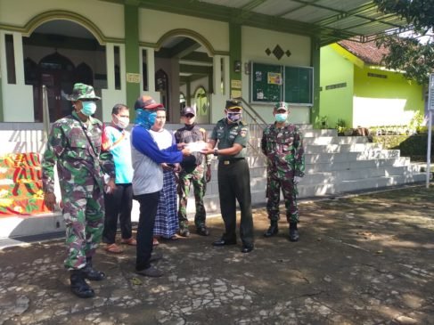 Kodim Salatiga Bagi Masker dan Lakukan Penyemprotan