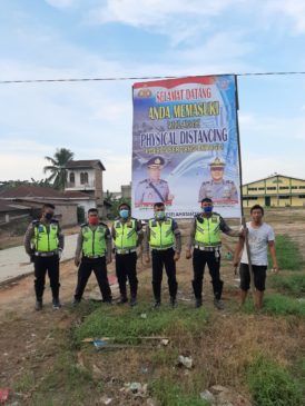 Polres Sergai Pasang Spanduk Himbauan Physical Distancing