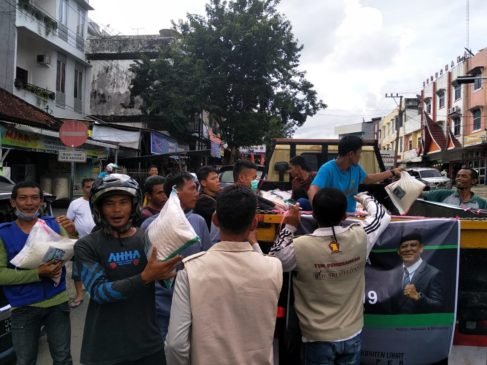 Peduli Warga Terdampak Covid-19,  Anggota DPRD Bagikan Dua Ton Beras