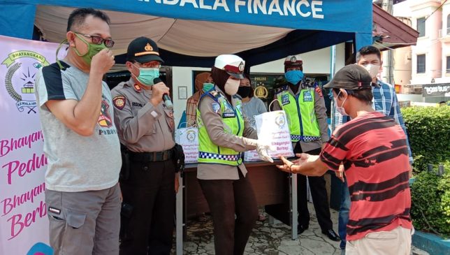 Peduli Sesama, Bhayangkari Lampung Utara Bagikan Paket Sembako ke Masyarakat