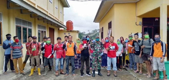 Kades Gunung Agung Kembali Lakukan Penyemprotan Disinfektan