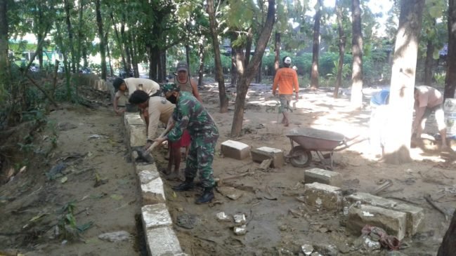 Bersama Warga, Babinsa Kerja Bhakti Benahi Talud Sungai Tambakwinong