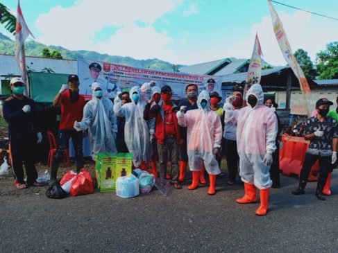 Memutus Mata Rantai Penyebaran Covit-19, Pemerintah Sukamaju Semprot Desinfektan Dan Bagikan Masker