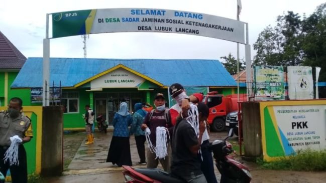 Kades Desa Lubuk Lancang Banyuasin Bagikan 500 Lembar Masker Kain