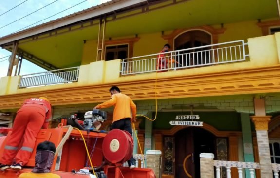 Pusdalops-BPBD Banyuasin Lakukan Penyemprotan Disinfektan di Pusat Keramaian