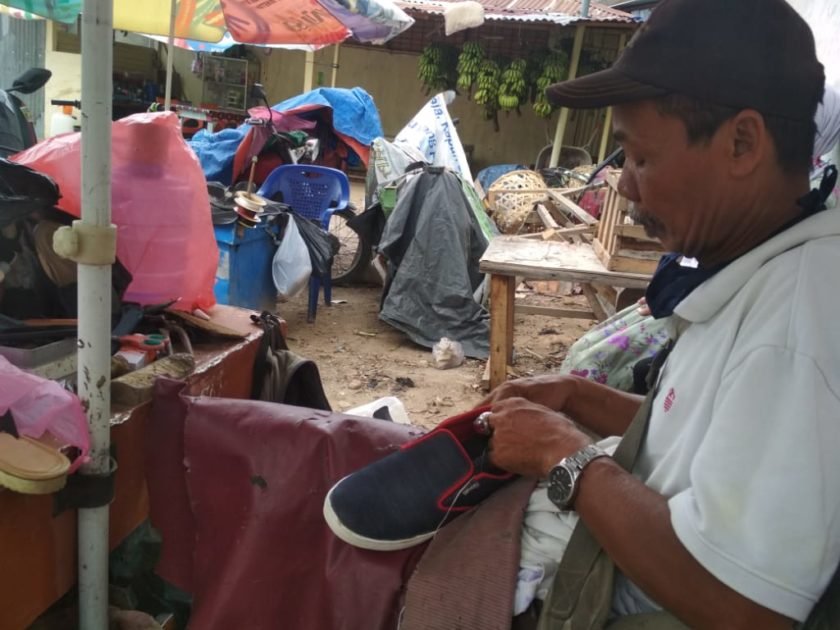 Perjuangan Tukang Sol Sepatu di Aceh Tamiang di Tengah Wabah Corona