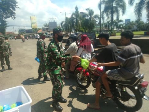 TNI dan POLRI Bersatu Bagikan Masker dan Nasi Bungkus di Alun – Alun Pati