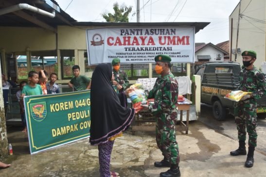 Danrem 044/Gapo Sambangi Dua Panti Asuhan dan Bagikan Sembako ke Jalan