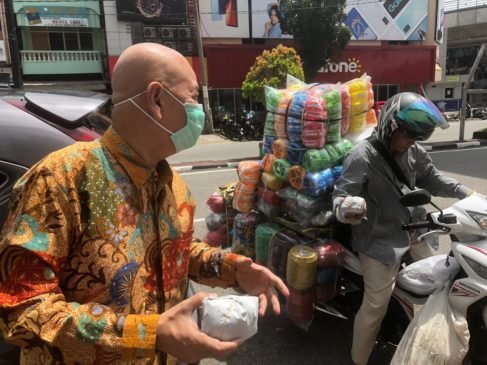 Chairul S Matdiah Bagikan Nasi Bungkus Setiap Hari ke Warga Palembang