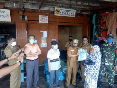 Wabup Lingga Bersama Pengusaha Pancur Berikan Bantuan Beras