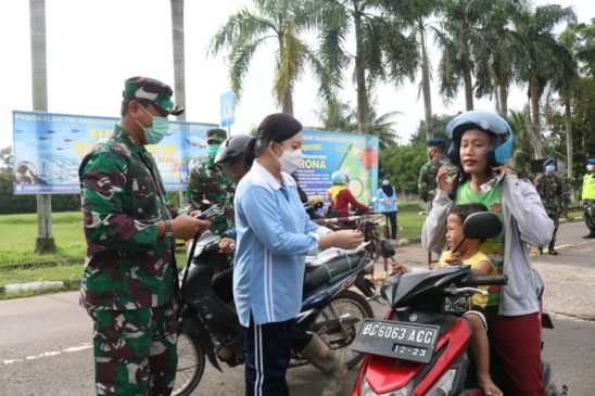 Cegah Covid-19, Danlanud SMH Bagikan Ratusan Masker Gratis
