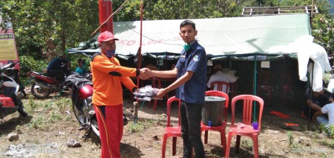 Kabiro Mattanews.co Serahkan Bantuan Masker di Kecamatan Lombok