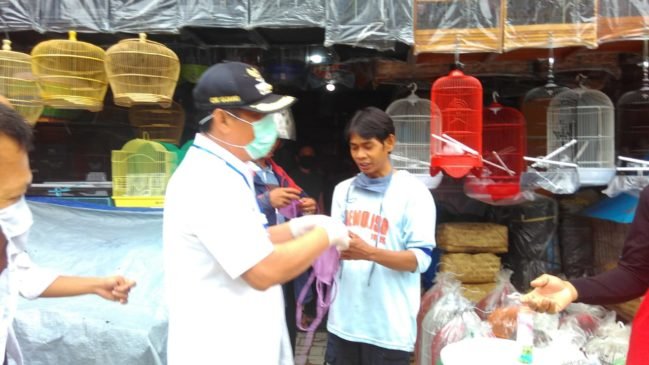 Bupati Lahat Bagikan Ribuan Masker Untuk Warga