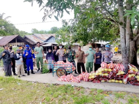 TNI-Polri Bagikan Sembako ke Warga yang Terdampak Covid-19