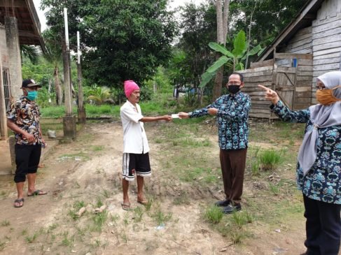 Dukcapil Banyuasin Menyerahkan KTP Secara Door To Door