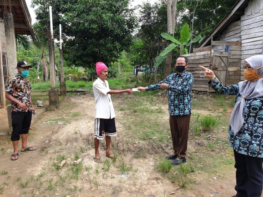 Dukcapil Banyuasin Menyerahkan KTP Secara Door To Door