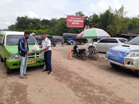Dishub Banyuasin Bagikan Sembako dan Masker Gratis ke Supir Angdes