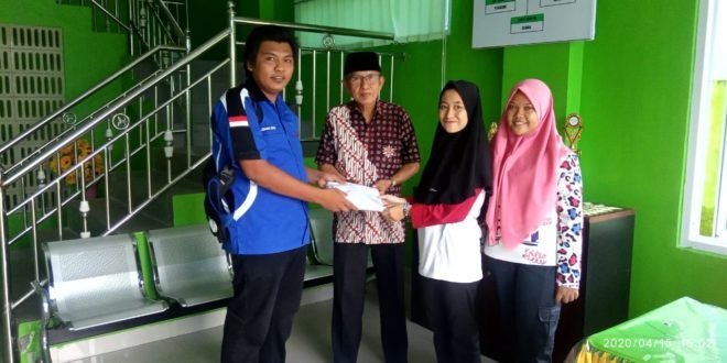 Bendahara IWO Lahat Sumbang Alat Sholat ke Tiga Panti Asuhan