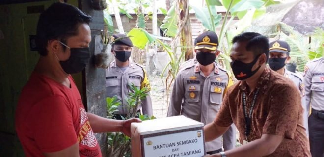 Polres Tamiang Bagikan Sembako ke TKI yang Jalani Isolasi Mandiri