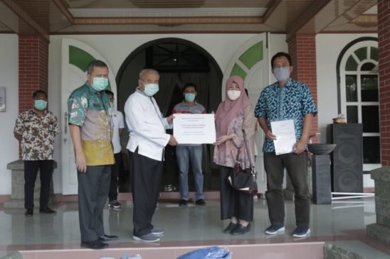 Keluarga Besar Prof Gadjahnata Berikan Bantuan APD ke Pemkab OKU