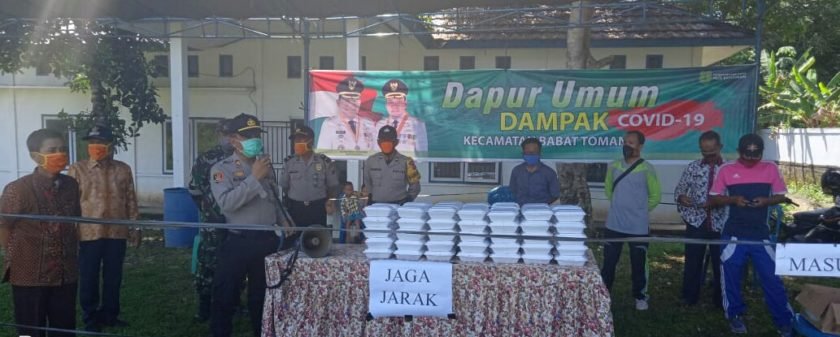 Dapur Umum Kecamatan Babat Toman Bagikan 100 Paket Nasi