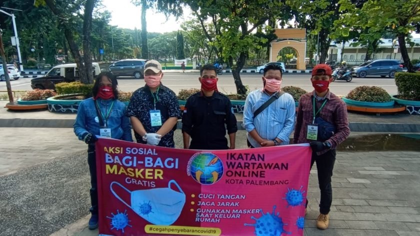 IWO Kota Palembang Gelar Aksi Bagikan Masker Gratis