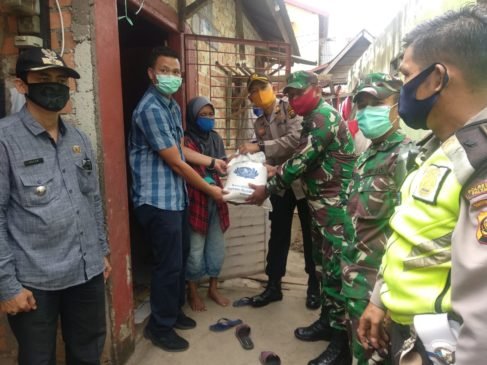 Polsek SU II Bagikan Paketan Sembako ke Masyarakat