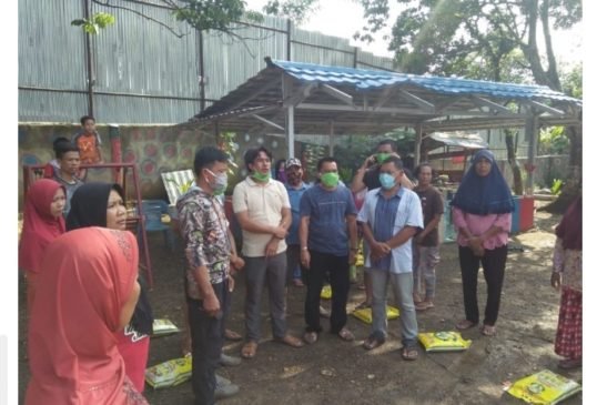 ‘Komunitas Pejuang Receh’ Bagikan Beras yang Ekonomi Rendah