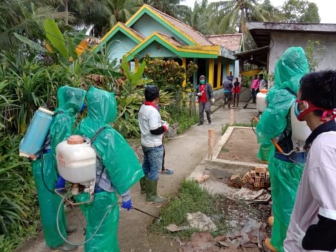 Satu Dinyatakan Positif Covid 19, REGTA Semprot Desa Prajen Banyuasin