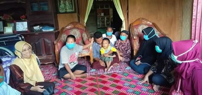 Puteri Bupati Banyuasin Sumbang Kursi Roda untuk Anak Disabilitas