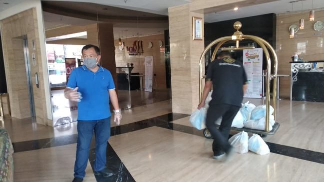 Ketua PHRI Sumsel Bagikan Sembako ke Wartawan dan Pegawai Hotel