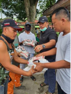 Sekda Asahan Berikan Bantuan Sembako untuk 65 Orang Supir