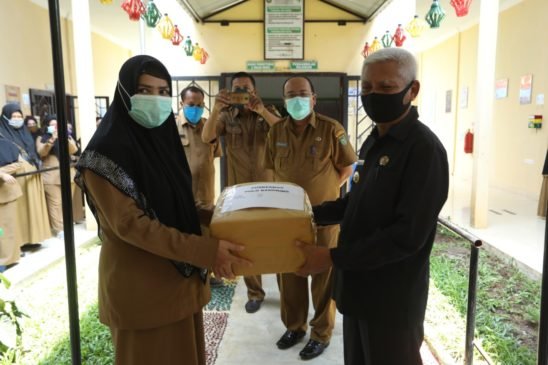 Bupati Asahan Kembali Serahkan Bantuan APD ke 6 Puskesmas