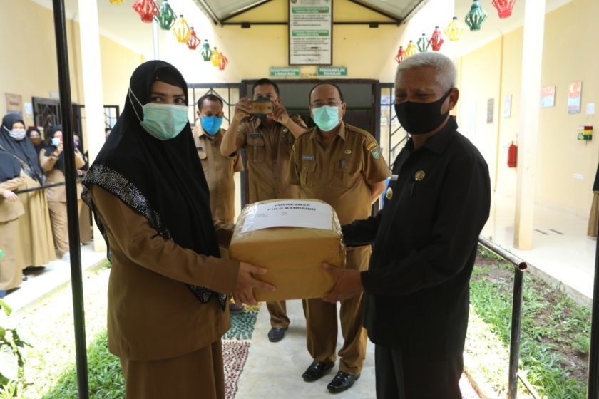 Bupati Asahan Kembali Serahkan Bantuan APD ke 6 Puskesmas