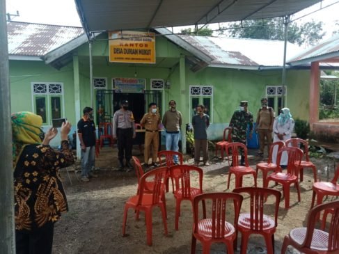 Kades, Warga dan Babinsa Semprot Desa Durian Mukut