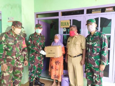Lagi, Dandim 0722/ Kudus Serahkan Paket Sembako Bagi Warga Kurang Mampu