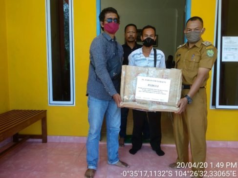 PT Indo Inter Intraco Sumbangkan Masker ke Warga Desa Marok Kecil