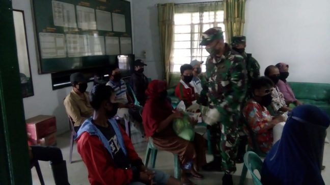 Dandim 0204/DS salurkan 400 Paket Sembako melalui Koramil 07/PB