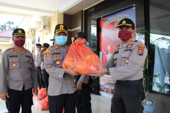 Bhakti Sosial Serentak, Kapolres Sergai Serahkan Sembako ke Seluruh Polsek