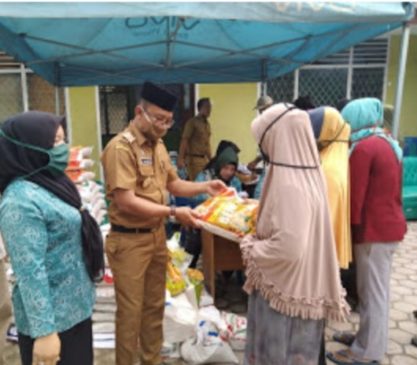 Ringankan Beban, Kades Ledong Barat Bagi Sembako