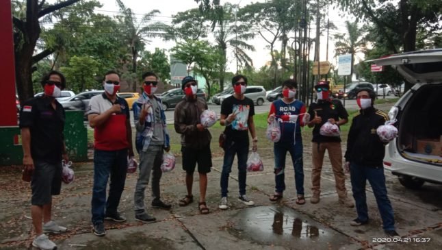 Dapat Bantuan Masker dari Gemas, Slankers Club Palembang Bagikan ke Warga