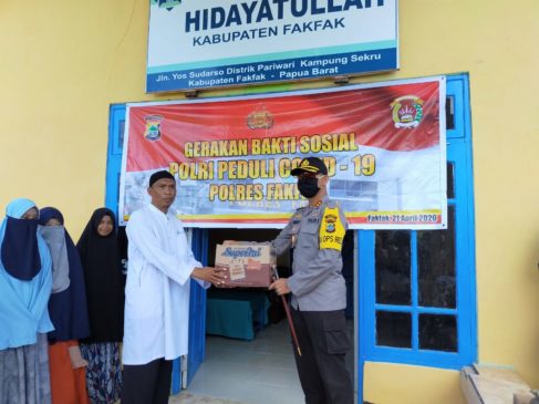 Polres Fakfak Gelar Bakti Sosial Polri Peduli Covid-19 dengan Membagikan Sembako Kepada Masyarakat
