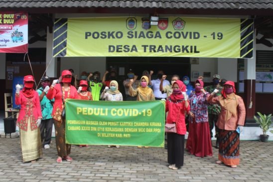 Hari Kartini, Persit Kartika, WCC dan PPDI Pati Ikut Bagikan Masker, Kain dan Nasi Kotak